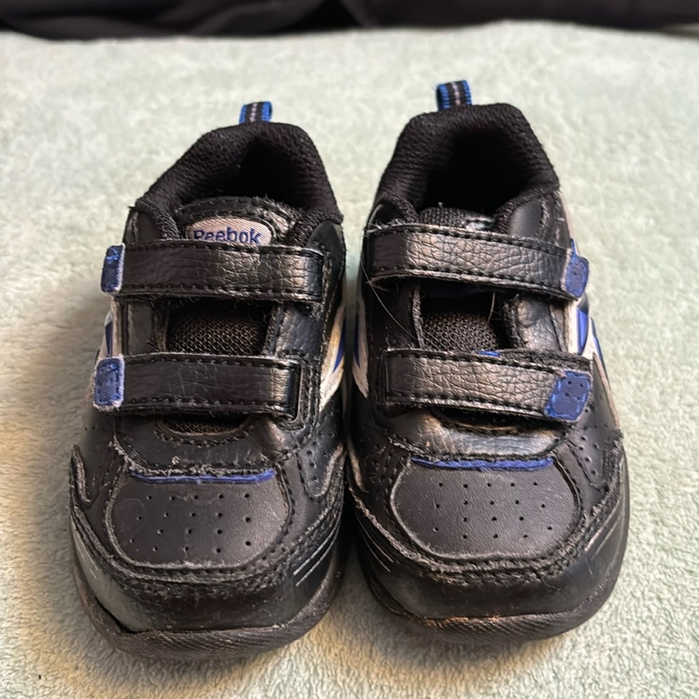 Reebok black sneaker size 4.5